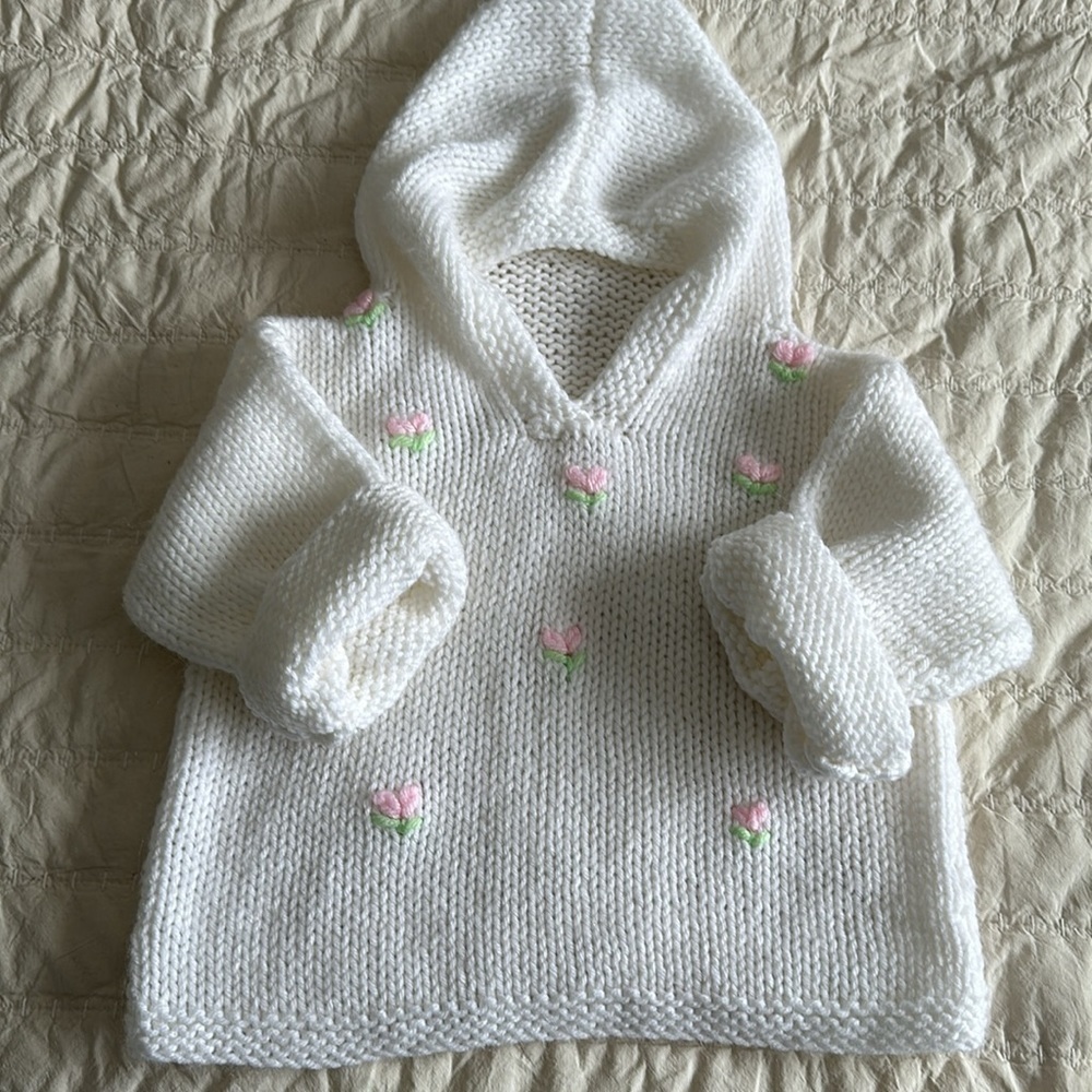 🧡6-12m Vintage, adorable, homemade pullover hoodie with roses on front